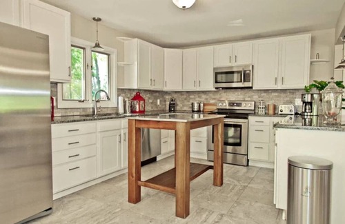 North Newport News House | Amazing Lakefront Beauty—Long term renters are welcome!