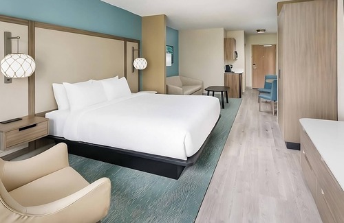 Marathon Hotel | Amazing Location! Relaxing Room, Free Breakfast, Outdoor Pool w/Fantastic View