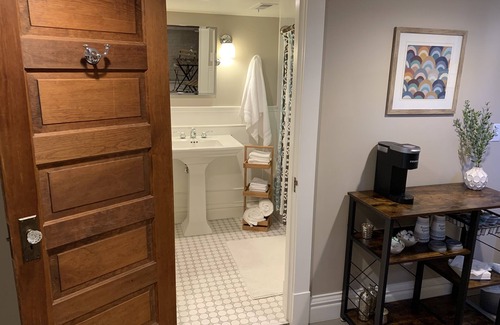Washington Park West House | Amazing Location- walkable to park, coffee & more! Cozy 1 Bd/1 Ba Private Suite