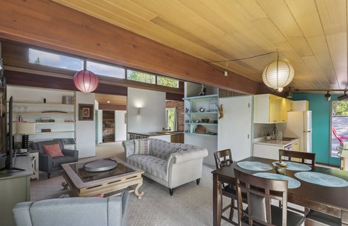 Fairview Apartment | Amazing Loft in the Heart of Town