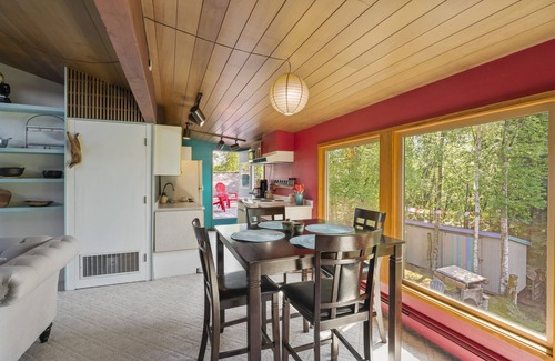 Fairview Apartment | Amazing Loft in the Heart of Town