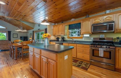 Spruce Pine Cabin | Amazing Mtn Views, Hot Tub+Fire Pit, High Speed WiFi, Gas Log Fireplace, Grill!