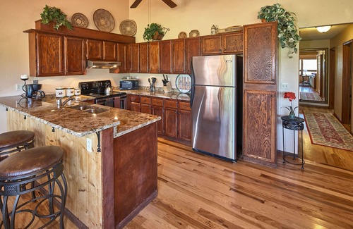 Fraser House | AMAZING Mtn Views, Private Hot Tub, Fireplace, next to River Trail !