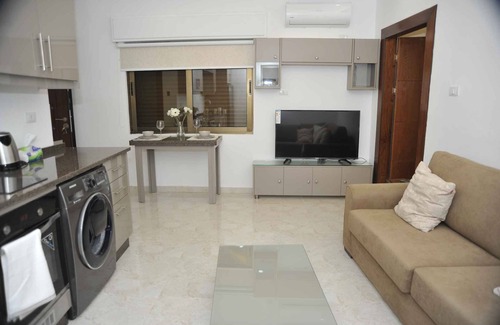 Al Abdali Apartment | Amazing one Bedroom Apartment in Amman, Elwebdah 2