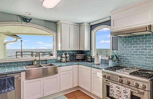 Rockport House | Amazing Pool, Hottub, Pier, Palaypa, Fire pit and BBQ Area!