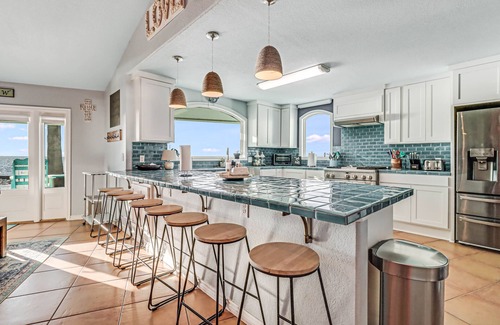 Rockport House | Amazing Pool, Hottub, Pier, Palaypa, Fire pit and BBQ Area!
