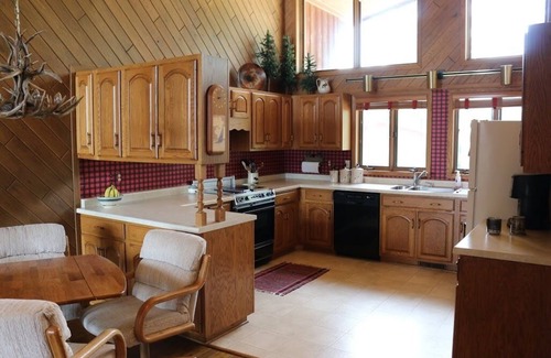 Hayward Cabin | Amazing Private Lodge, on end of Peninsula ~ Sand Bottom lake.