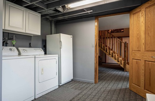 Briggsville House | Amazing Renovated Dairy Barn-Spacious Kitchen/Living Room/Minutes to Dells