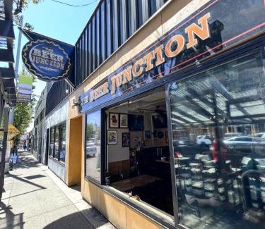 North Delridge House | Amazing Rooftop View in heart of Seattle - Townhome with WiFi, AC