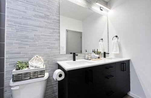 North Delridge House | Amazing Rooftop View in heart of Seattle - Townhome with WiFi, AC