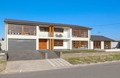 The Entrance North House | Amazing Seaviews and Beachfront Leisurely Home