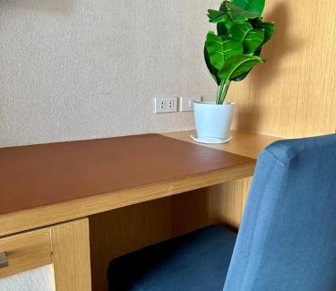 Pinagsama Apartment | Amazing Sunrise Venice Grand Canal Balcony, Xbox Series X console with Game Pass Ultimate, FREE coffee, Pool, Gym & Sauna, 5 mins to BGC