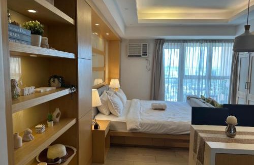 Pinagsama Apartment | Amazing Sunrise Venice Grand Canal Balcony, Xbox Series X console with Game Pass Ultimate, FREE coffee, Pool, Gym & Sauna, 5 mins to BGC