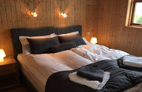 Selfoss Cottage | AMAZING VIEW. Great location in the heart of the Golden Circle. Luxury hot tub