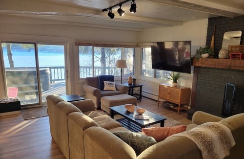 Wautoma House | Amazing view, hot tub, fireplace, pet friendly, pier, kayaks, paddleboard,& more