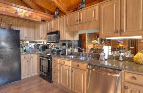 Gatlinburg - Pigeon Forge Cabin | Amazing View -Smoky Mountain View Getaway ~ Cozy Feel, Like Home!