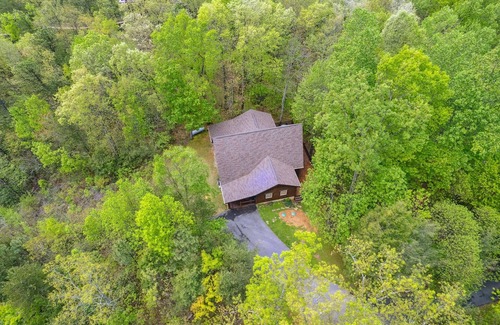 Gatlinburg - Pigeon Forge Apartment | Amazing Views Hot Tub Game Room Pool
