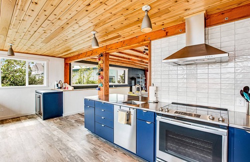 Rollingbay House | Amazing waterfront home with 360-degree views, chef’s kitchen, game room, patio