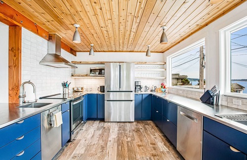 Rollingbay House | Amazing waterfront home with 360-degree views, chef’s kitchen, game room, patio
