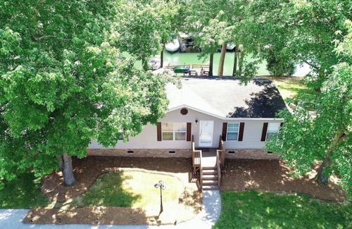Lake Norman of Catawba House | Amazingly Affordable Lakefront Home 4BR/2BA w/Fire Pit & Kayaks on Lake Norman