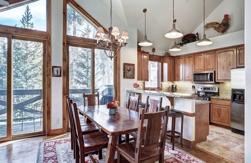 Four O'Clock Condo | Amber Sky - Ski-In/Ski-Out by RedAwning