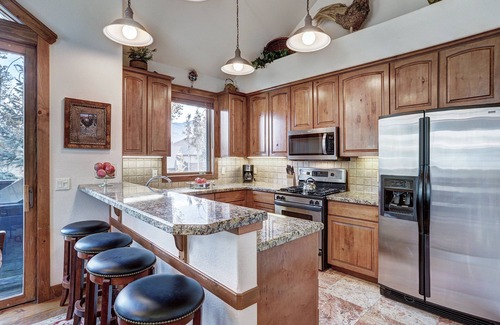 Four O'Clock Condo | Amber Sky - Ski-In/Ski-Out by RedAwning