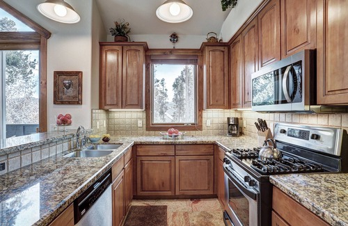 Four O'Clock Condo | Amber Sky - Ski-In/Ski-Out by RedAwning