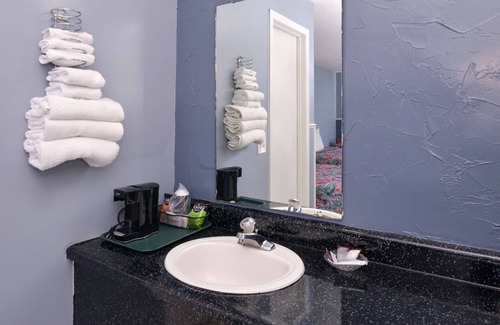 Branson Theater District Hotel | Americas Best Value Inn & Suites Branson - Near the Strip