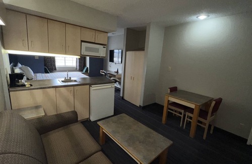 Jackson Hotel | Americas Best Value Inn & Suites Jackson, TN