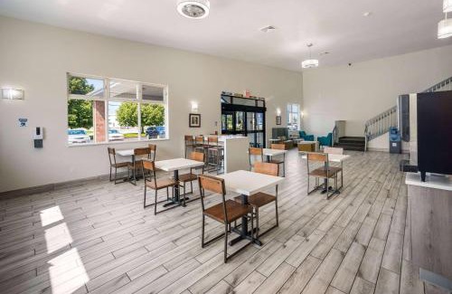 Ashwaubenon Hotel | AmericInn by Wyndham Green Bay Near Stadium