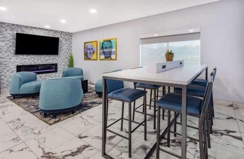 Quincy Hotel | AmericInn by Wyndham Quincy