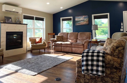 Shipshewana House | Amish Farm Country | Sleeps 18 | Quiet Getaway