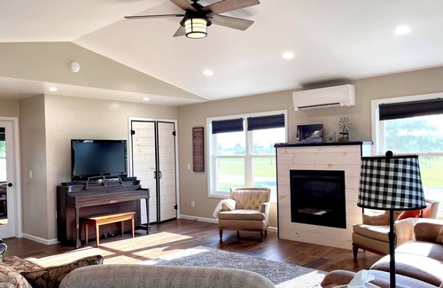 Shipshewana House | Amish Farm Country | Sleeps 18 | Quiet Getaway
