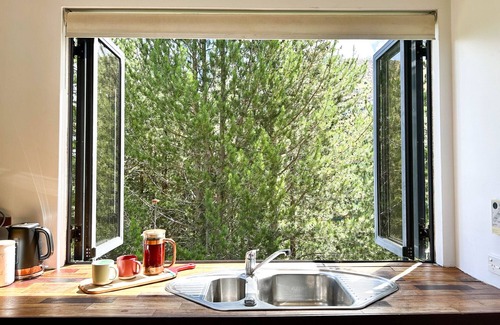 Queenstown Apartment | Amongst the pines, 2 bedroom bach, Stellar Views