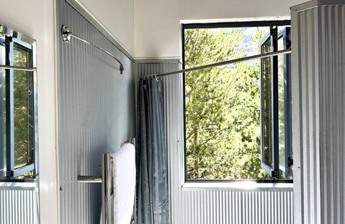 Queenstown Apartment | Amongst the pines, 2 bedroom bach, Stellar Views