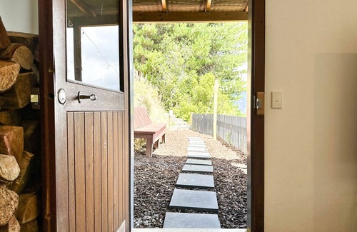 Queenstown Apartment | Amongst the pines, 2 bedroom bach, Stellar Views