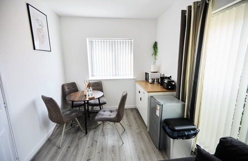 Everton Apartment | Ampee Guest Suite-Free Parking
