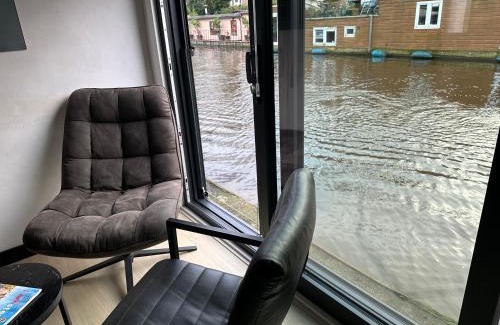 De Weteringschans Bed & Breakfast | Amsterdam-Houseboat-Amstel