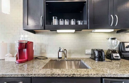Uptown Apartment | Amyfinehouse |Contemporary Studio Apt|Pool+Patio