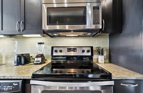 Uptown Apartment | Amyfinehouse |Contemporary Studio Apt|Pool+Patio