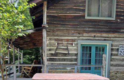 Nashville Cabin | An 1860s original log cabin ​​​close to downtown Nashville!