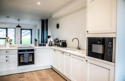 Pistyll Apartment | An exceptional new 2-bedroom terraced cottage, with stunning sea views.