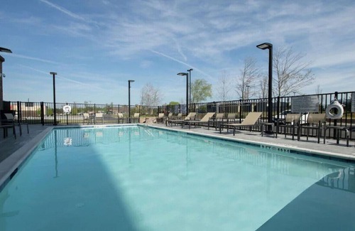 Snellville House | An Ideal Room for a Business Trip!