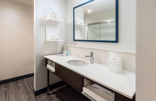 Snellville House | An Ideal Room for a Business Trip!
