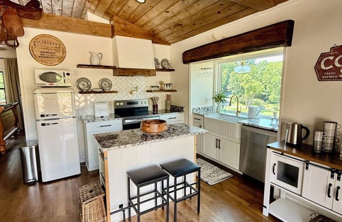 Rockbridge Baths Cabin | An Upscale Charming Couples Escape! w Hot Tub & Fire Pit ! Outdoor TV!