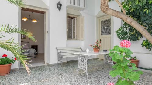 Milos Apartment | Anastasia's Triovasalos