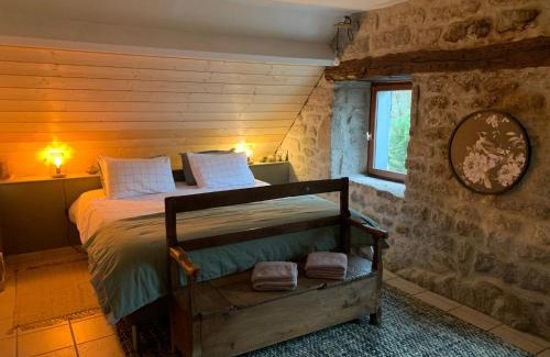Saint-Merd-les-Oussines Bed & Breakfast | Ancien Prieure Chambre King Size avec sauna et bain nordique privatifs en extérieur