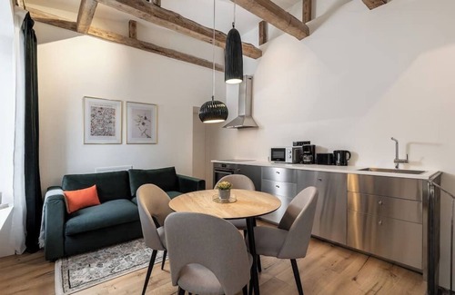 Weissensee Apartment | Ancient 33sqm 2room maisonette apt. Near center.