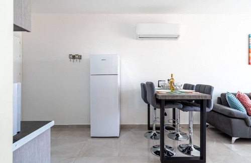 Skala Apartment | Andrea 3-Bedroom Apt in Mackenzie W/Pool