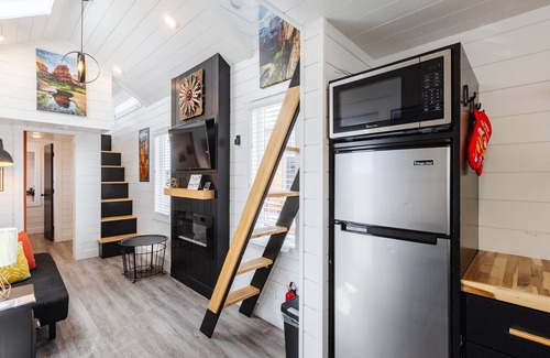 Apple Valley Cabin | Angel’s Landing Relaxation Retreat with Hot Tub